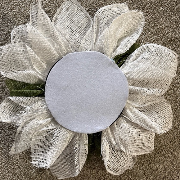 NEW Handmade Burlap Ribbon and Deco Chrysanthemum Flower Wreath - Picture 4 of 4